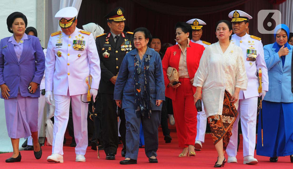 Presiden ke-5 Indonesia Megawati Soekarnoputri (kedua kiri), Ketua DPR Puan Maharani (ketiga kiri), Panglima TNI Laksamana Yudo Margono (kiri), Kepala Staf TNI Angkatan Laut (KSAL) Laksamana TNI Muhammad Ali (kanan) saat berjalan setelah meresmikan pengoperasian Kapal Perang Republik Indonesia (KRI) Bung Karno-369 di Dermaga Kolinlamil, Tanjung Priok, Jakarta, Kamis (1/6/2023). (merdeka.com/Imam Buhori)