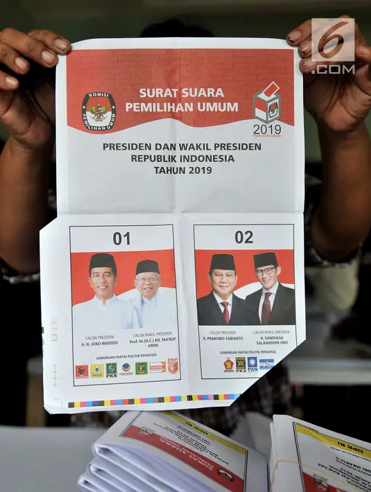 Pekerja menunjukkan surat suara yang terpotong di Gedung Logistik KPU Kota Jakarta Pusat, Jakarta, Selasa (5/3). Per 3 Maret 2019, KPU Kota Jakarta Pusat mencatat sebanyak 1.551 surat suara rusak selama proses pelipatan. (merdeka.com/Iqbal Nugroho)