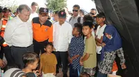 Wakil Presiden Jusuf Kalla, Kepala BNPB Willem Rampangilei (tengah) dan Sekretaris Jenderal PBB Antonio Guterres (kiri) menemui korban gempa dan tsunami Palu di Sulawesi Tengah, Jumat (12/10). (Liputan6.com/HO/Tim Media Wapres)