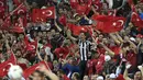 Suporter Turki merayakan kemenangan timnya atas Republik Ceska Pada laga grup D Euro Cup 2016   di Stadion Bollaert-Delelis, Lens (22/6/2016) dini hari WIB. (AFP/Miguel Medina)