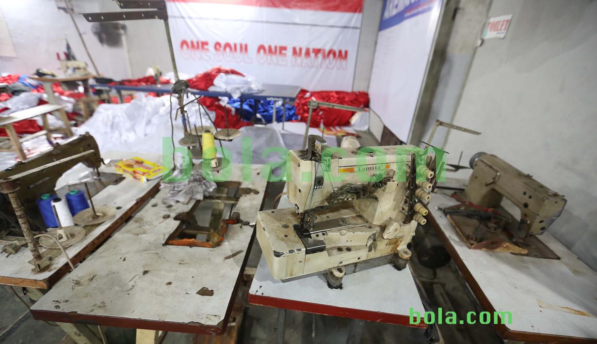Mesin jahit yang dipakai dalam pembuatan bendera Merah-Putih di Tangerang, Sabtu (31/10/2015). Selain ingin mencatat rekor dunia, tema dasar adalah "One Soul, One Nation Untuk Sepakbola Indonesia".  (Bola.com / Nicklas Hanoatubun).