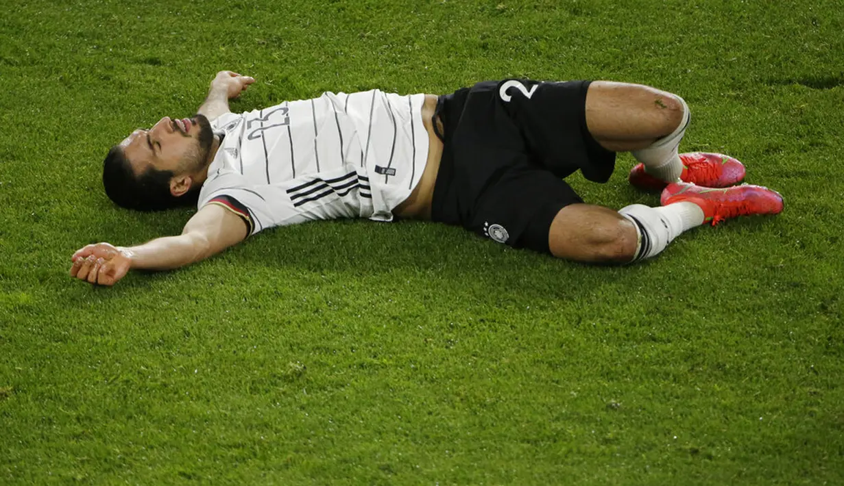 Pemain Jerman Emre Can berbaring di lapangan setelah cedera saat melawan Makedonia Utara pada pertandingan Grup J kualifikasi Piala Dunia 2022 di Duisburg, Jerman, Rabu (31/3/2021). Jerman kalah 1-2. (Thilo Schmuelgen/Pool via AP)