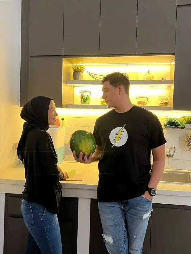 Rak Terbuka di Dapur Rumah Tantri Kotak
