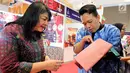 Sekretaris Pengurus YDBA Ida R. M. Sigalingging meninjau produk UMKM di booth YDBA pada Jakarta Fair Kemayoran 2019 di JIExpo Kemayoran, Jakarta, Rabu (19/6/2019). YDBA mengikutsertakan 40 UMKM mulai dari produk fashion, aksesoris, kerajinan, alat rumah tangga hingga makanan. (Liputan6.com/HO/Eko)