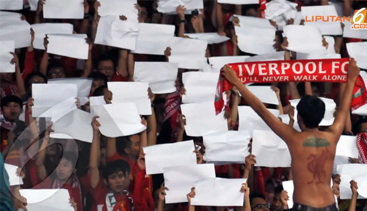 Seorang fans Liverpool yang menonton di Stadion GBK rela mencat badannya dengan gambar Liverbird. (Liputan6.com/Helmi Fithriansyah)