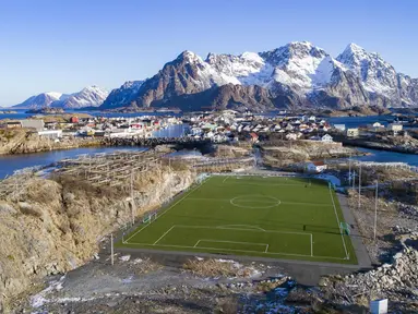 Stadion Henninsvaer FC yang berlokasi di Nenningvaer, Norwegia Utara. Stadion tersebut berada di pulau Lofoten dengan pemandangan gunung es yang menakjubkan. (AFP/Olivier Morin)