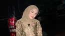Jika di hari pertama Yasmine mengenakan pakaian berwarna putih, hari kedua dia tampil memakai pakaian serba hijau lengkap dengan hijab