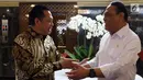 Menpan RB Syafruddin (kanan) usai menemui Ketua DPR Bambang Soesatyo di Gedung Nusantara III Komplek Parlemen Senayan, Jakarta, Selasa (23/7/2019). Menpan menyampaikan kepada Ketua DPR Bamsoet saat ini ada 97 lembaga dalam pemerintahan Jokowi-JK yang terkena akuisisi. (Liputan6.com/Johan Tallo)