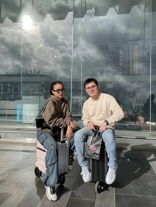 Fuji Utami juga tampil dengan gaya boyish yang sedikit berbeda saat berada di bandara [@fuji_an]