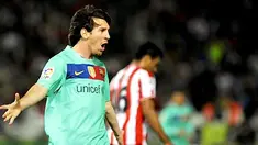 Striker bntang Barcelona Lionel Messi menciptakan hat-trick ke gawang Almeria yang dilumat 8-0 pada partai La Liga di Estadio del Mediterraneo, 20 November 2010. AFP PHOTO/JORGE GUERRERO