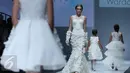 Sejumlah model membawakan busana rancangan Barli Asmara pada hari kedua Jakarta Fashion Week (JFW) 2016 di Senayan city, Jakarta, Minggu (25/10/2015). Barli hadir dengan koleksi bertema Versailles Garden. (Liputan6.com/Herman Zakharia)