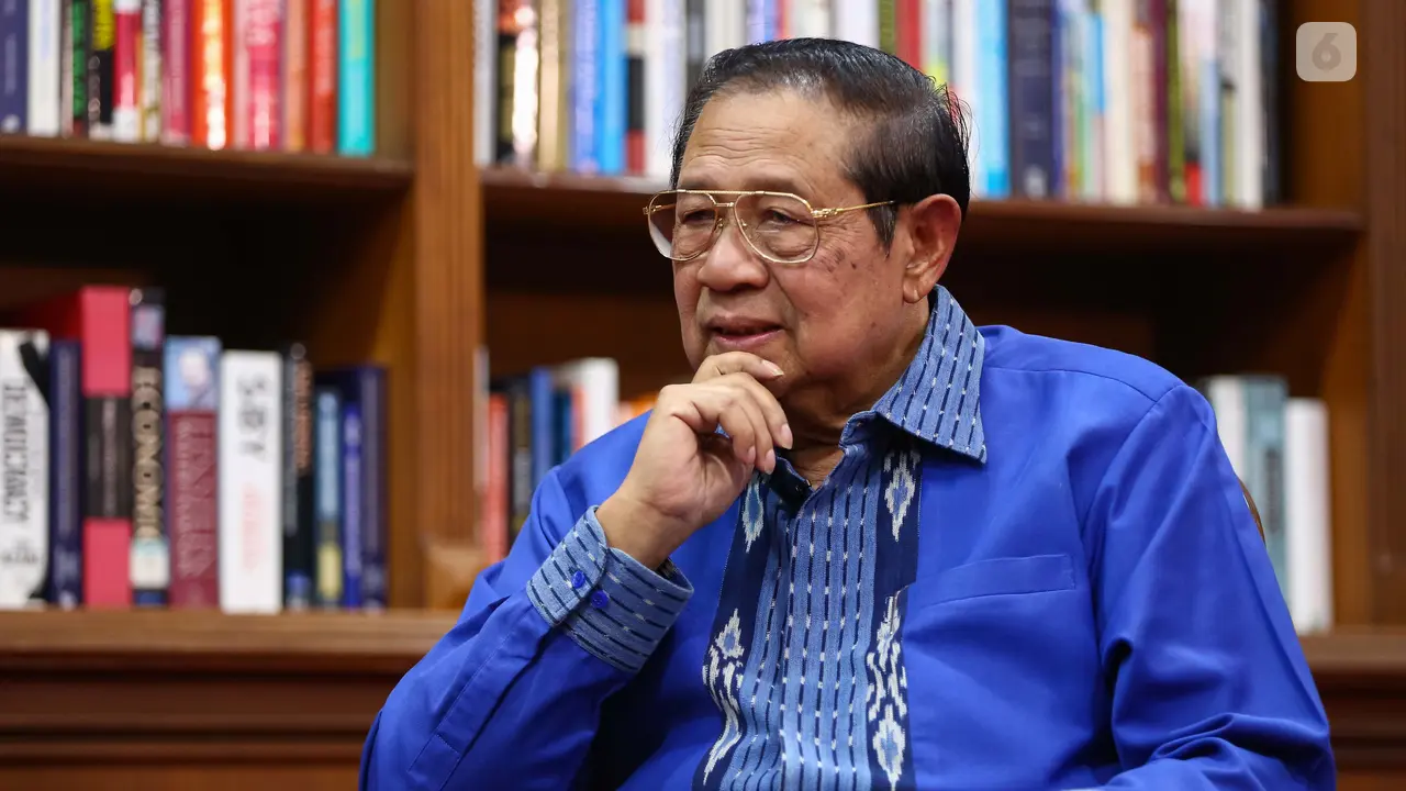Presiden keenam Republik Indonesia Susilo Bambang Yudhoyono (SBY) dalam wawancara khusus dengan tim Liputan6.com di kediamannya di Puri Cikeas, Bogor, Jawa Barat, Jumat (21/2/2025).