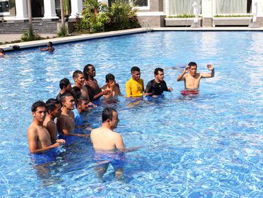 Para Pemain Semen Padang saat berenang di Kolam Renang Hotel Adhiwangsa, Solo, Minggu(13/12/2015). (Bola.com/Nicklas Hanoatubun)