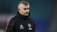 Pelatih Manchester United, Ole Gunnar Solskjaer, tampak kecewa usai ditaklukkan RB Leipzig pada laga Liga Champions di Red Bull Arena, Rabu (9/12/2020). MU takluk dengan skor 3-2. (ANNEGRET HILSE / POOL / AFP)
