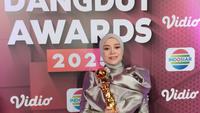 Borong Piala Indonesian Dangdut Awards 2025, Lesti Kejora dan Rizky Billar Buktikan Keluarga Kompak