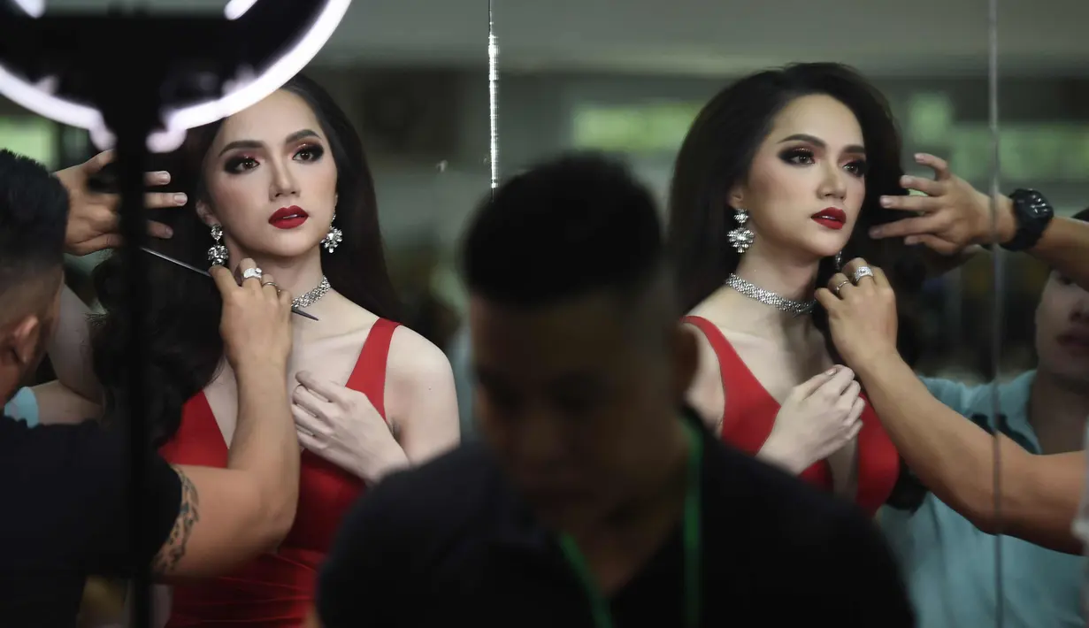Nguyen Huong Giang saat dirias sebelum tampil pada kontes kecantikan transgender Miss International Queen 2018 di Pattaya, Thailand (9/3). (AFP Photo/Lillian Suwanrumpha)