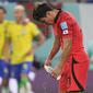 Reaksi kecewa pemain Korea Selatan, Hwang Hee-chan setelah timnya kebobolan oleh pemain Brasil, Richarlison saat laga 16 besar Piala Dunia 2022 yang berlangsung di 974 Stadium, Selasa (06/12/2022). (AP/Martin Meissner)