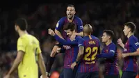 Para pemain Barcelona merayakan gol yang dicetak Gerard Pique ke gawang Villarreal dalam laga lanjutan La Liga di Camp Nou, Senin (3/12/2018) dini hari WIB. (AP Photo/Manu Fernandez)