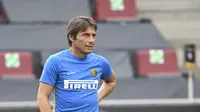 Pelatih Inter Milan Antonio Conte menyaksikan pemainnya berlatih di Cologne, Jerman, Kamis (20/8/2020). Inter Milan akan menghadapi Sevilla di final Liga Europa. (AP Photo/Ina Fassbender, Pool)