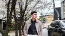 Verrell juga tampil mengenakan jaket abu-abu berbahan velvet dipadukan inner kemeja hitam dan celana panjang putihnya. [@bramastavrl]