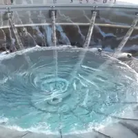 Pusaran air buatan manusia di Marina Bay Sands ini jadi salah satu hiburan baru buat para turis di Singapura. (Via: boredpanda.com)