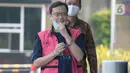 Komisaris PT Hanson International Tbk Benny Tjokrosaputro memasuki Gedung KPK untuk menjalani pemeriksaan oleh penyidik Kejaksaan Agung di Jakarta, Kamis (19/3/2020). Benny Tjokrosaputro diperiksa sebagai saksi kasus dugaan korupsi di PT Asuransi Jiwasraya (Persero). (merdeka.com/Dwi Narwoko)