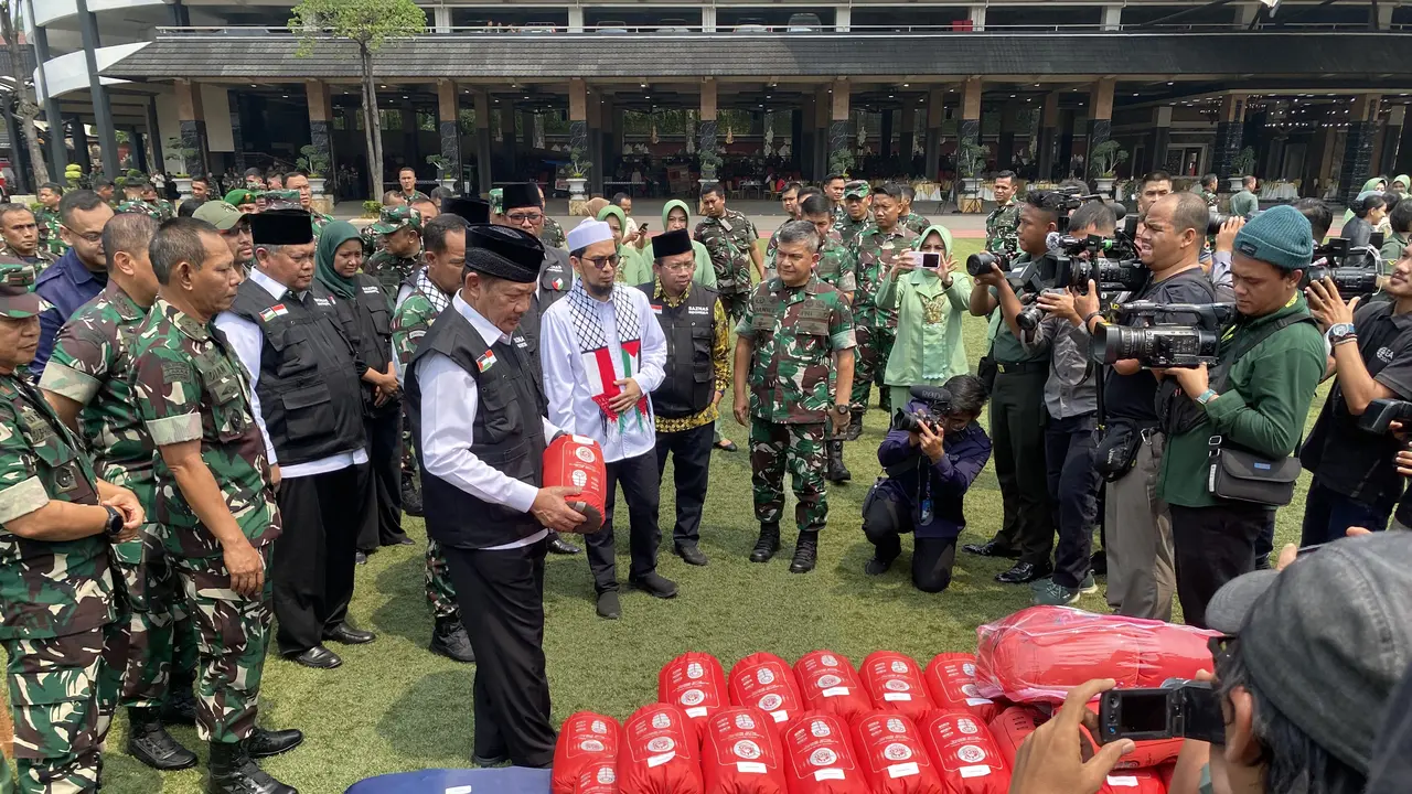 TNI Angkatan Darat (TNI AD) dan Sahabat Ustaz Adi Hidayat bersama Badan Zakat Nasional (Baznas) mengirimkan bantuan kemanusiaan ke Gaza, Palestina.
