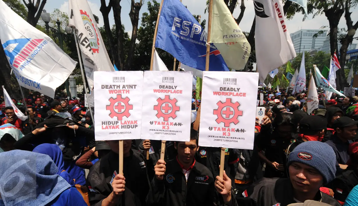 Ribuan buruh melakukan aksi di depan Istana Negara, Jakarta, Selasa (1/9/2015). Dalam aksinya mereka mengajukan beberapa tuntutan diantaranya perlindungan terhadap serbuan tenaga kerja asing di Indonesia. (Liputan6.com/Helmi Fithriansyah)