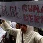 Puluhan warga RW 11, Kelurahan Tamansari, Kecamatan Bandung Wetan, berunjuk rasa di PTUN Bandung. Mereka sekaligus melayangkan gugatan perdata atas proyek rumah deret. (Liputan6.com/Huyogo Simbolon)