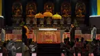 Umat Buddha menjalankan ibadah kebaktian uposatha di Vihara Mahavira Graha, Jakarta, Senin (1/6/2015). Kebaktian uposatha merupakan hari dimana umat Buddha melakukan perenungan dan pengamatan. (Liputan6.com/Andrian M Tunay)