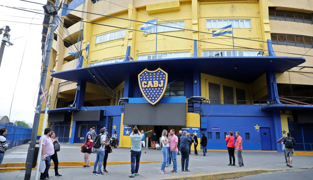 Turis berada di luar stadion "La Bombonera" klub sepakbola Argentina di lingkungan La Boca, Buenos Aires pada 27 November 2018. La Boca merupakan salah satu pusat kebudayaan dan wisata di Buenos Aires. (Ludovic MARIN / AFP)