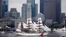 Penampakan dari kapal Pelaut Penjaga Pantai AS saat mengikuti Parade Sail di Boston, AS (17/6). Lebih dari 50 kapal layar dari seluruh dunia berkumpul di pelabuhan Boston untuk mengikuti ajang maritim ini. (AP Photo / Michael Dwyer)