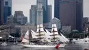 Penampakan dari kapal Pelaut Penjaga Pantai AS saat mengikuti Parade Sail di Boston, AS (17/6). Lebih dari 50 kapal layar dari seluruh dunia berkumpul di pelabuhan Boston untuk mengikuti ajang maritim ini. (AP Photo / Michael Dwyer)