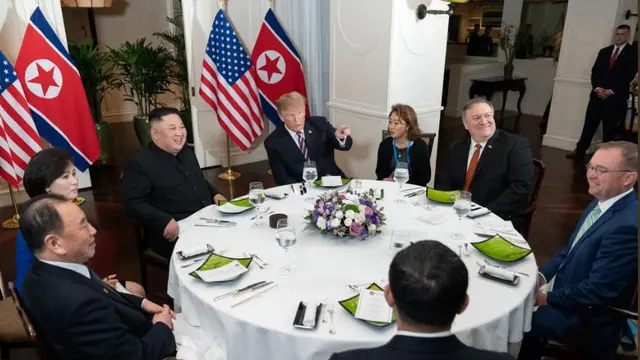 Makan malam Donald Trump dan Kim Jong-un di KTT Vietnam. (The White House Twitter)