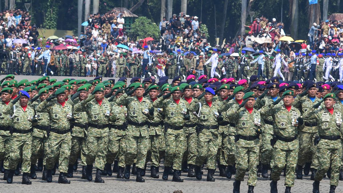 Antusiasme Masyarakat Saksikan Defile Pasukan pada Puncak Peringatan HUT ke-80 TNI