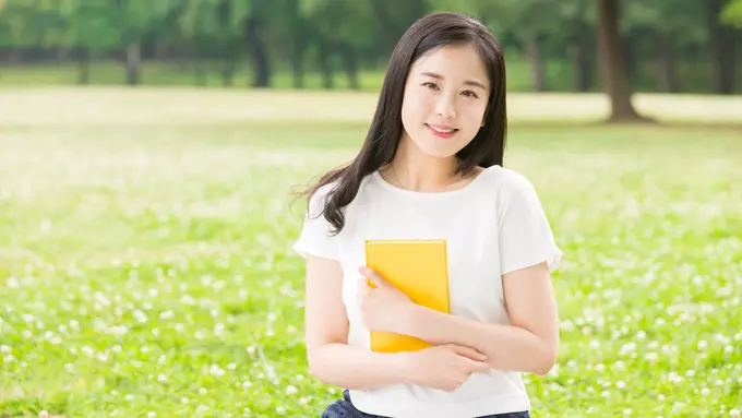 tersenyum kalem baik lemah lembut