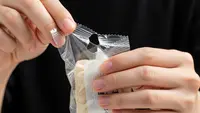 7 Cara Membuka Plastik Kemasan Tanpa Gunting, Mudah untuk Berbagai Jenis Bungkus