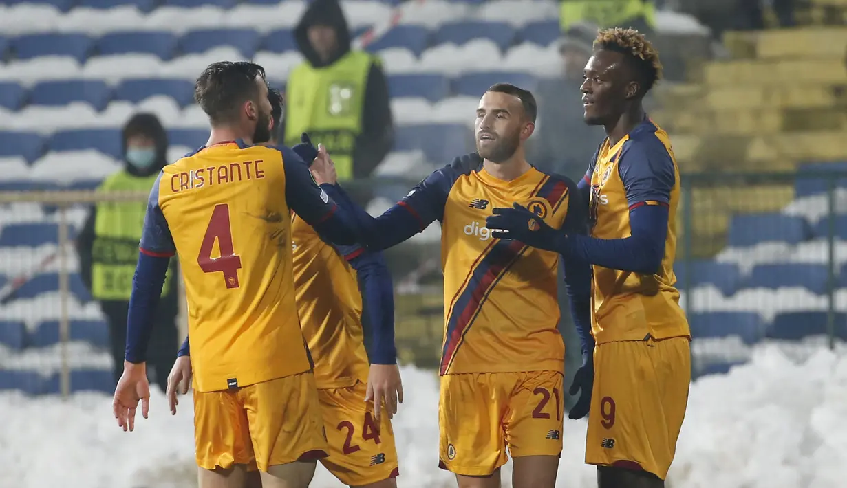 Penyerang AS Roma, Borja Mayoral (tengah) berselebrasi usai mencetak gol ke gawang CSKA-Sofia pada pertandingan Grup C Liga Europa di Nasional Vassil Levski, Bulgaria, Jumat (10/12/2021). Roma menang atas CSKA-Sofia 3-2. (AP Photo/Dessislava Komarova)
