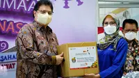 Menteri Koordinator Bidang Perekonomian Airlangga Hartarto membagikan bingkisan buah kepada para tenaga kesehatan di beberapa Rumah Sakit, pasien Covid-19 yang sedang menjalani isoman, dan peserta vaksin.