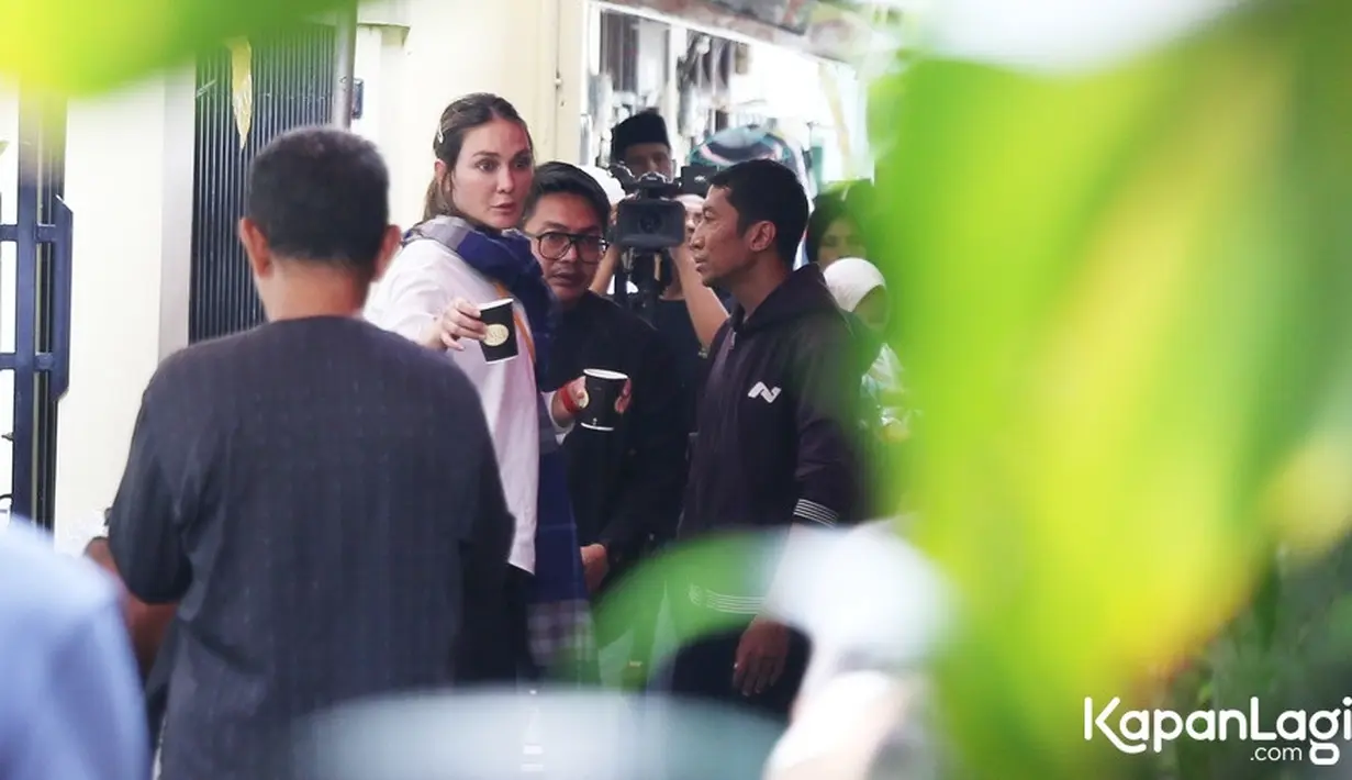 Rumah duka tampak ramai dengan para pelayat untuk menyampaikan belasungkawa dan mendoakan. [KapanLagi.com/Budy Santoso]