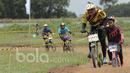 Salah satu pesepeda kategori usia 17-19 tahun mencoba menjauhi dari kejaran lawannya pada Festival BMX di kompleks Islamic Center, Sukada, Lampung, Minggu (19/3/2017) (Bola.com/Reza Bachtiar)