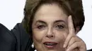 Presiden Brasil Dilma Rousseff saat mendatangi acara di Istana Planalto, Brasil, (13/4). Dituduh melakukan korupsi, komisi khusus parlemen Brasil sepakat merekomendasikan agar Presiden Dilma Rousseff dicopot dari jabatannya. (REUTERS / Ueslei Marcelino)