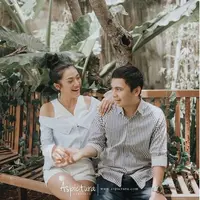 Raditya Dika, selama ini selalu menjadi bulan-bulanan teman-temannya karena belum menikah. Namun sebentar lagi, ia akan melepas predikat jomblonya lantaran segera mempersunting Anissa Aziza. (Instagram/anissaaziza)