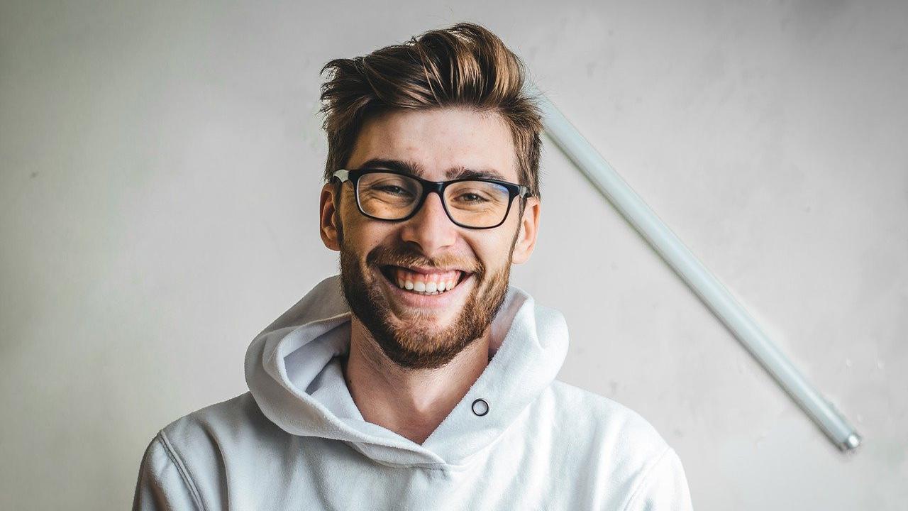 Ilustrasi tersenyum, tertawa, percaya diri