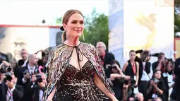 Aktris Amerika Serikat sekaligus Presiden Juri Venice Film Festival 2022 Julianne Moore tiba untuk upacara pembukaan dan pemutaran film "White Noise" di Venesia, Italia, Rabu (31/8/2022). Julianne Moore tampil berkilau saat melintasi karpet merah Venice Film Festival 2022. (Marco BERTORELLO/AFP)