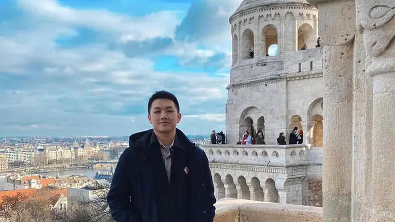 7 Potret Tora Widjaya Diduga Pacar Baru Anya Geraldine, Pamer Pelukan