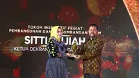 Ketua Dekranasda Kota Tarakan, Siti Rujiah Khairul saat menerima penghargaan Anugerah Inspiratif Liputan6.com 2023 dalam acara Festival6, Lintas Generasi Tanpa Batas di The Dome, Senayan Park, Sabtu (8/7/2023).