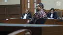 Dudy Jocom menyimak pembacaan dakwaan di Pengadilan Tipikor, Jakarta, Rabu (11/7). Dudy didakwa pada kasus dugaan korupsi pengadaan dan pelaksanaan pembangunan kampus IPDN Provinsi Sumatera Barat di Kab Agam TA 2011,. (Liputan6.com/Helmi Fithriansyah)