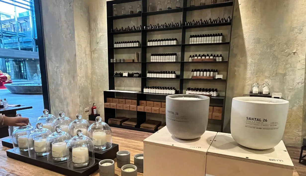 Beragam display furniture vintage di dalam butik menggambarkan suasana khas kota New York. Suasana nyaman tanpa aura intimidasi, membuat pelanggan nyaman berlama-lama mencari produk dengan aroma yang tepat.  [ Foto: Fimela.com]