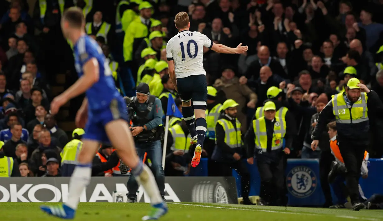 Penyerang Tottenham, Harry Kane melakukan selebrasi usai mencetak gol kegawang Chelsea pada lanjutan liga Inggris  di Stamford Bridge, London, (3/5). Chelsea bermain imbang dengan Tottenham dengan skor 2-2. (Reuters/John Sibley)